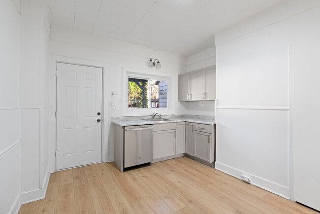 Building Photo - SCORE 1ST MONTH'S RENT FREE IF SIGNED BY DEC 12! Beautiful 3 bedroom home in Beaver Falls availab...