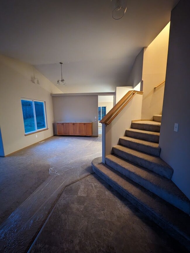 Building Photo - Illahee Home with a View and Two Primary Suites