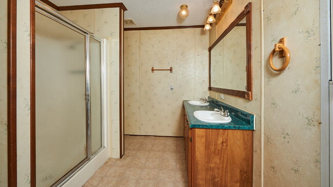 Building Photo - For Rent: Large 3BR, 2BA (Please do not ap...