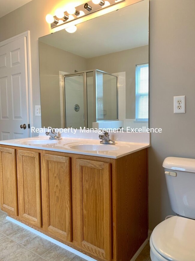 Building Photo - Raleigh Townhome Convenient to I440 & I540...