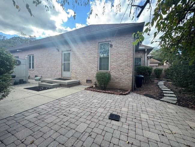 Building Photo - Stunning 3 BR 2 Bath Home!