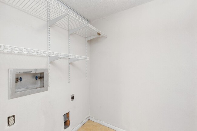 Building Photo - 2 Bed 2 Bath condo in great location!