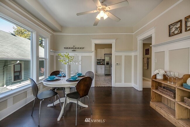Building Photo - Spacious 5-Bedroom Home with Den & Backyar...