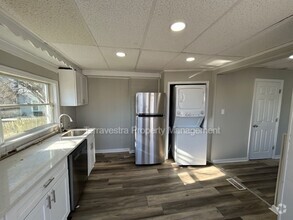 Building Photo - Georgeous Remodeled 3 bed w/ bonus finishe...