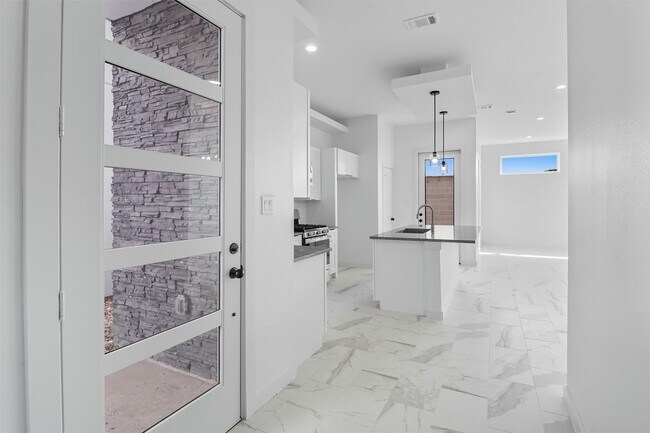 Building Photo - 2923 El Fenice Ln