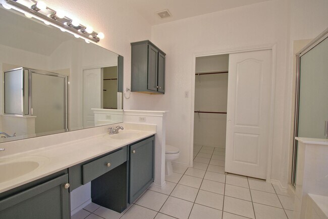 Building Photo - Well Maintained 3/2/2 on Corner Lot