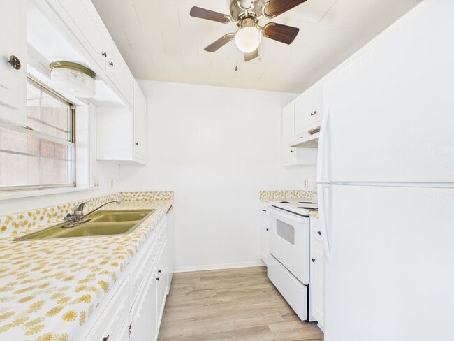 Building Photo - 100 NW Hills Dr