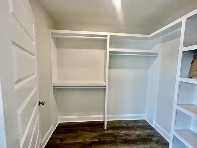 Building Photo - 205 Frieghtliner Way