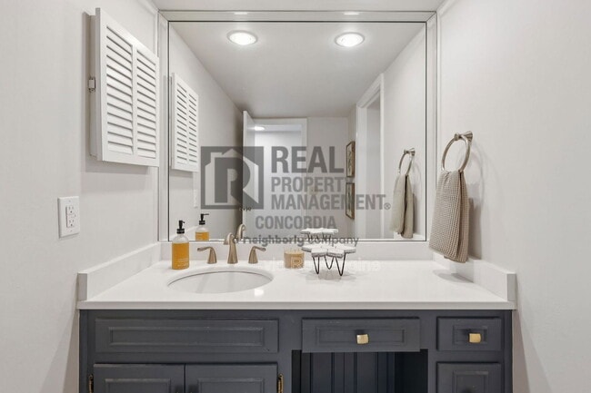 Building Photo - 5025 Hillsboro Pike