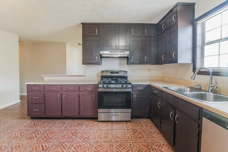 Building Photo - 1061 Lombardy Way