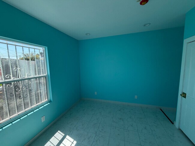 Building Photo - 1124 Nadeau St
