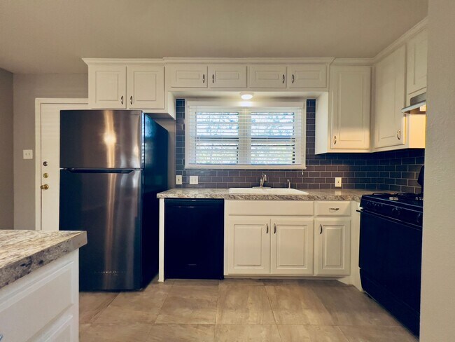 Building Photo - MOVE-IN SPECIAL: Recently Remodeled 3/2/1