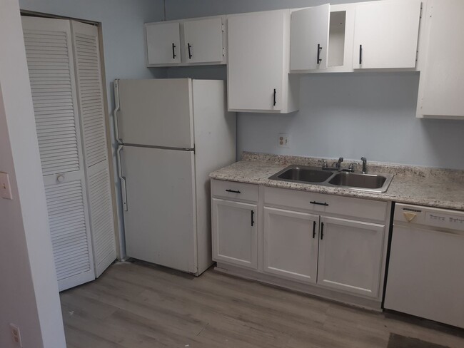 Building Photo - Cute Two Bedroom Two Full Bath Second Floo...