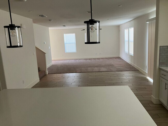 Building Photo - 5 bedroom 3 1/2 bath house in gated commun...