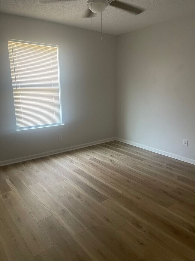 Building Photo - 133 Seminole Ave