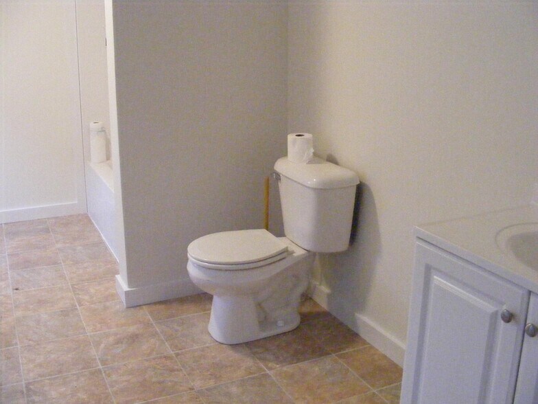 Building Photo - 123 Frost St