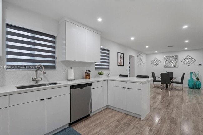 Building Photo - 850 SW 31st Ave