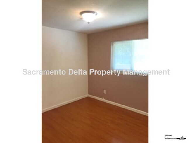 Building Photo - Updated 4 bedroom, 2 bath home with large ...