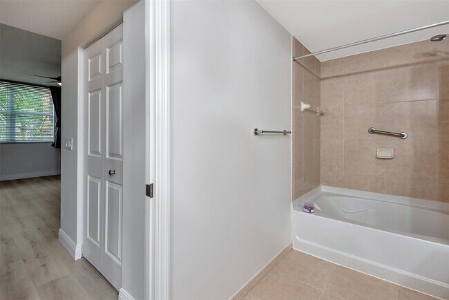 Building Photo - 2421 NE 65th St