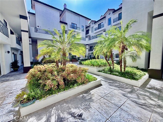 Building Photo - 111 S Oak Knoll Ave