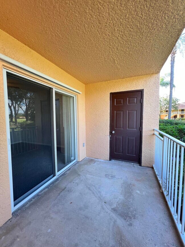 Building Photo - 161 SW Palm Dr