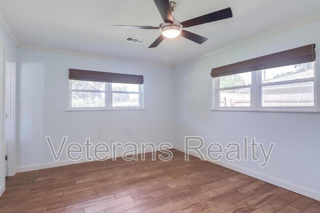 Building Photo - 621 S Forest Ave
