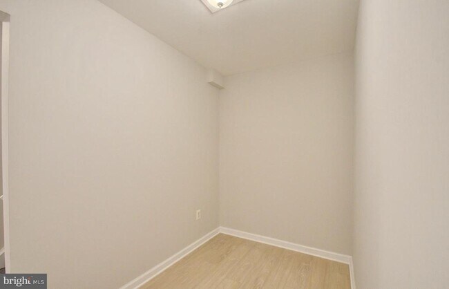 Building Photo - 565 W Diamond Ave