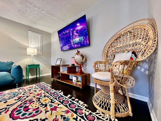 Building Photo - Fully Furnished Home with great location