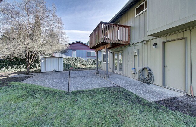 Building Photo - Spacious 4bd 2.5ba Home - Avail. Now!