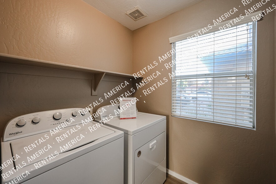 Building Photo - 3719 E Inverness Ave