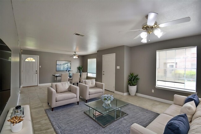 Building Photo - 8904 Ledge St