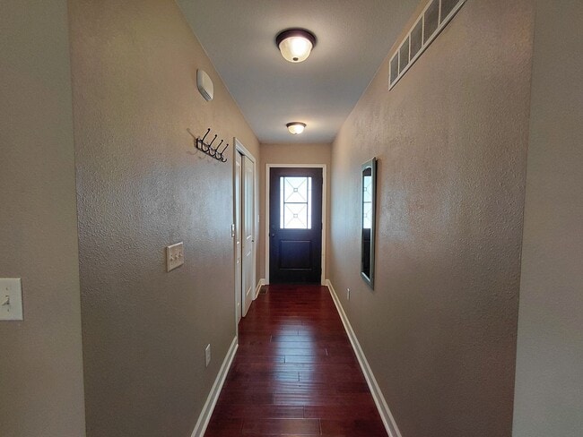 Building Photo - Home close to post