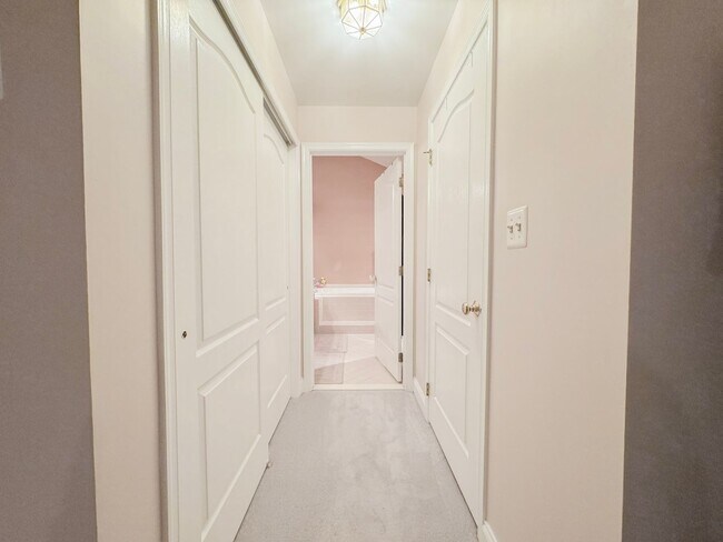 Building Photo - Lavish 4 Bed 3.5 Bath Home With Sunroom & Large Recreation Room In Desired South Riding