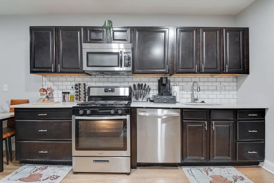 Building Photo - 1255 Raum St NE