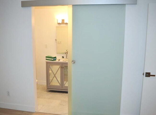 Building Photo - Crest23-25