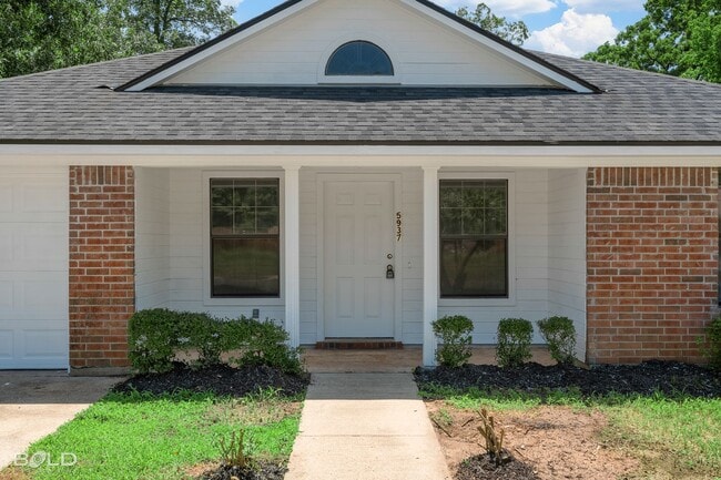 Building Photo - Check Out this 3 bed 2 bath in North Shreveport!