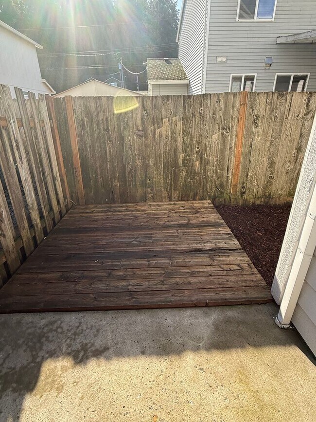 Building Photo - Beautifully Refurbished and updated Townhome style Home in Southeast Portland