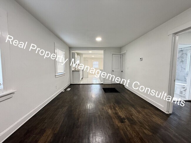 Building Photo - $500 off Frist Months Rent on Spacious 4 B...