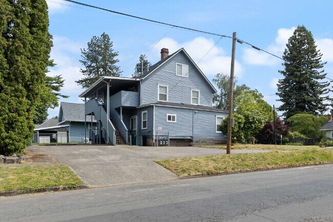 Building Photo - 2 Bedroom 2 Bathroom on College Street!