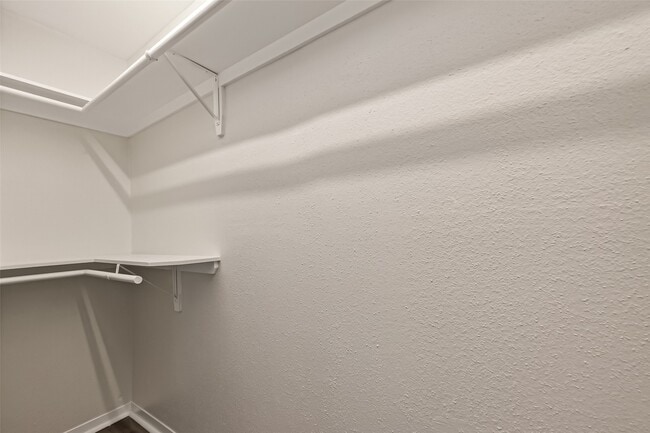 Building Photo - 5056 Glenmont Dr