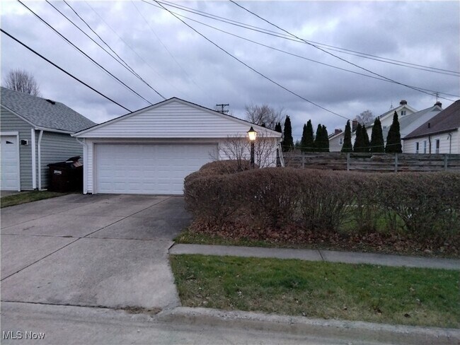 Building Photo - 7608 Ridgefield Ave