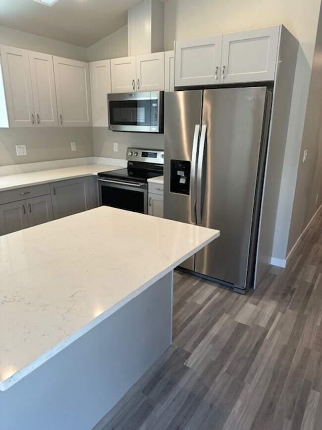 Building Photo - **Charming 3-Bedroom Home - Ready for You!**