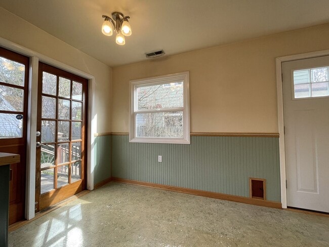 Building Photo - Charming Sellwood Bungalow with Nice Shed, Washer/Dryer, Fenced Yard