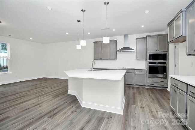 Building Photo - 6029 Mariemont Cir