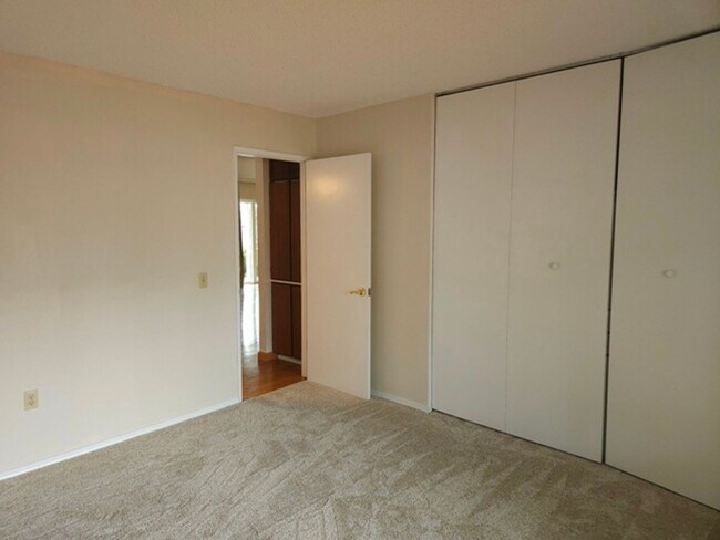 Building Photo - 2Bd/2Ba Single Story Home - Available to View!
