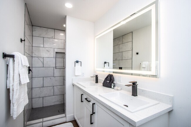 Building Photo - Biltmore District Luxury – 3 month leases avaialble 2,795.00