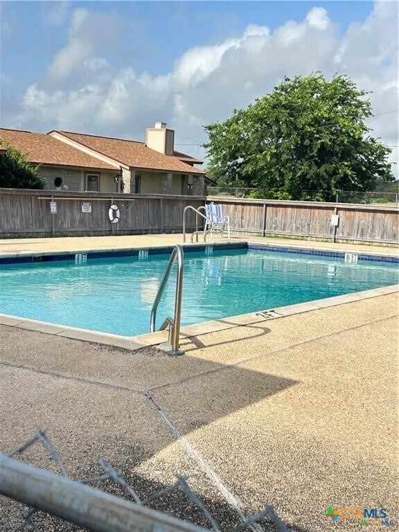 Building Photo - 1051 Country Club Dr