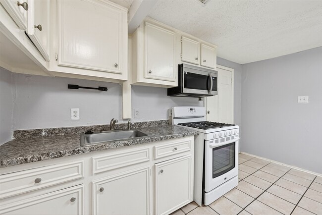 Building Photo - 9629 Sunnywood Dr