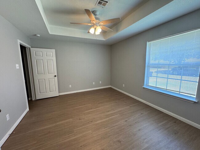 Building Photo - Updated 4 Bedroom Duplex in China Spring ISD