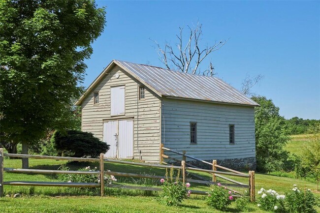 Building Photo - 108 Wey Rd